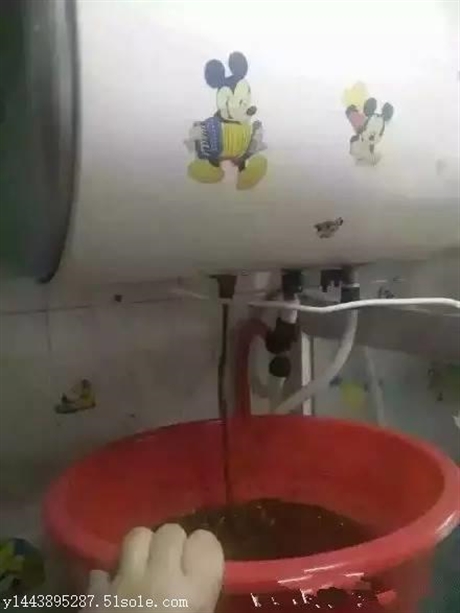 定期清理花洒和隔水网的污垢,延长热水器使用寿命,泄水阀滴水属于正常